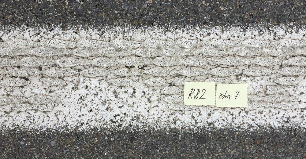 42 RB2 Po 12 měsících: Na těchto vzorcích z termoplastického materiálu byly zjištěny největší poruchy v přilnavosti, konkrétně na čáře č.