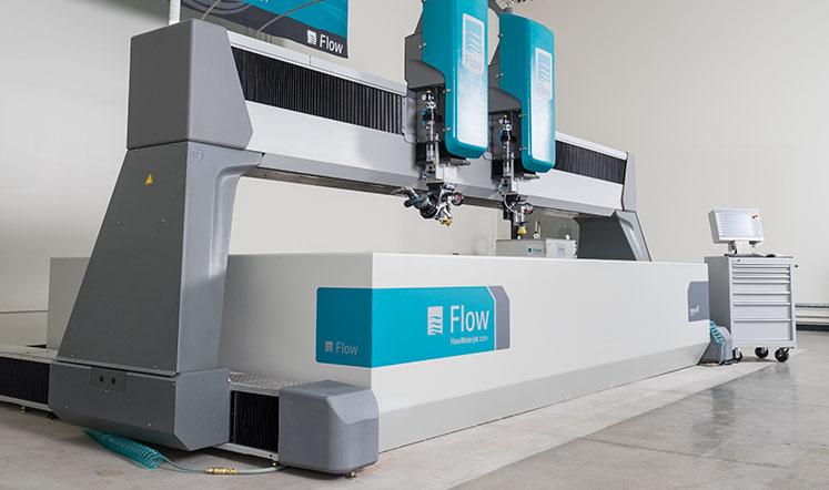 CNC stůl Řezaný materiál se upevňuje na stůl. Přesná mechanická konstrukce s kvalitním řídícím systémem zaručuje vysokou kvalitu a přesnost řezu.
