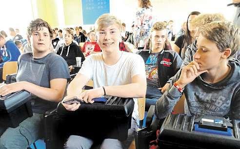 Plzeňský kraj tím chce motivovat mladé, aby se častěji zapisovali do technických oborů zakončených výučním listem. Kromě toho kraj vyplácí čtvrtým rokem příspěvek na ubytování.