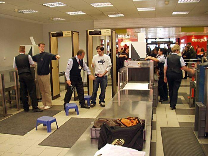 Obrázek 5 Proces bezpečnostní prohlídky [25] Rozmístění bezpečnostních pracovníků bývá následující, jeden kontroluje a obsluhuje cestující těsně před bezpečnostními detektory, další sedí za