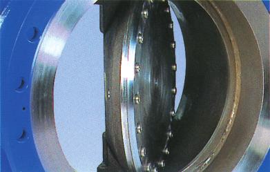 Jedno-přírubová tělesa podle API 609 a DIN 5203 a dvou-přírubová tělesa podle ISO 5752, 516,10 a DIN 5202, také klapky svařované na tupo jsou v standardní sérii.