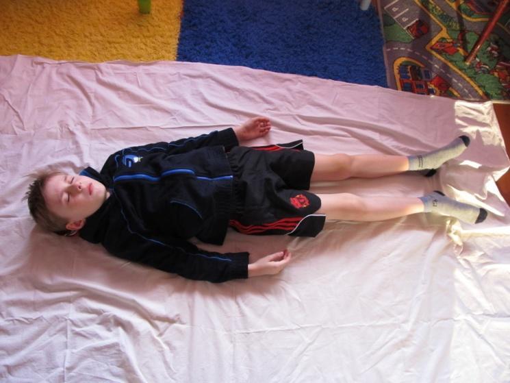 Dítě podle pokynů postupně uvolňuje svaly, nakonec by mělo být uvolněné celé tělo. Dítě v relaxační poloze zhluboka dýchá.