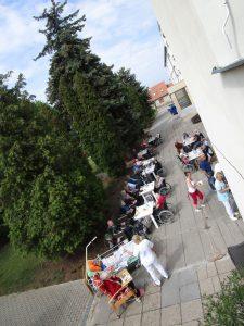 pohoštěním v podobě, klobásek,