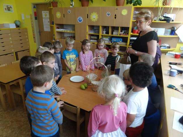 ŘÍJEN VE TŘÍDĚ SLUNÍČKA Třídní vzdělávací program ve třídě Sluníčka je Letem světem, proto s dětmi cestujeme po celém světě, povídáme si o vesmíru a