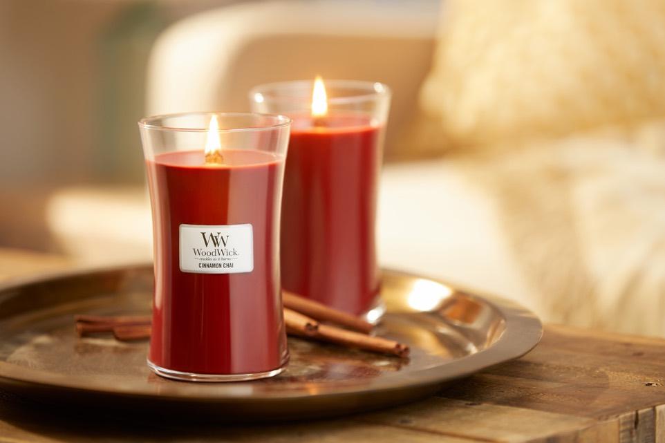 Velká váza WoodWick je značka amerických vonných svíček, které jsou charakteristické dřevěnými knoty, vydávajícími jemný zvuk praskání.