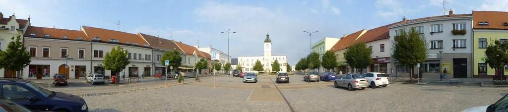 nábřeží Kyjovky a parkoviště za kulturním domem.