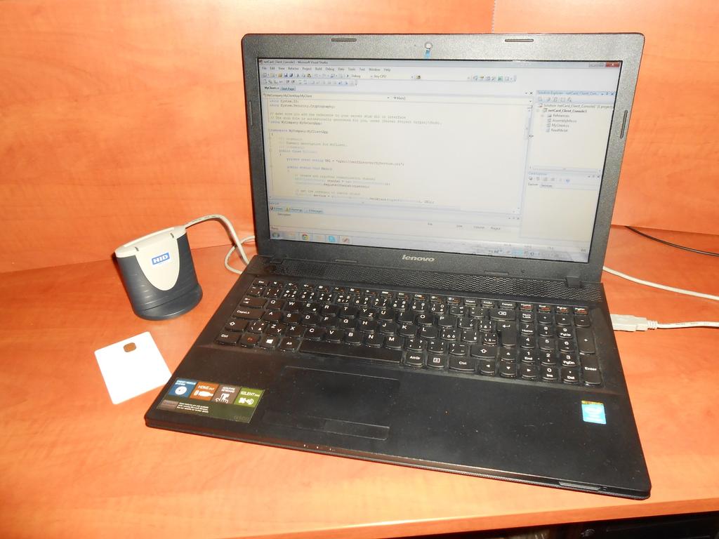 Obr. 2.1: Obrázek pracoviště s počítačem, čtečkou karet a čipovou kartou 2.3 Obsah čipové karty Gemalto.NET v2 Gemalto.