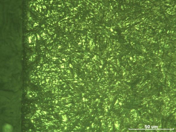 V případě oceli ČSN 12 050 je povrch tvořen nízkouhlíkovým martenzitem a po hranicích původních austenitických zrn
