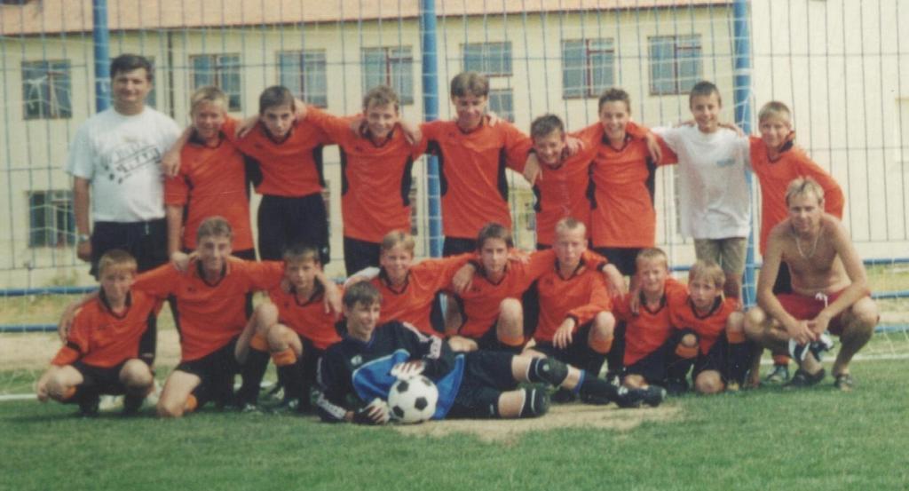 2003/2004 - Starší žáci Horní řada: Josef Vrzáček, David Šplíchal, Tomáš Růžička, Patrik Diviš, Vojtěch Mrňa, Tomáš Juránek, Roman Plíšek, Ondřej Pekárek, Petr