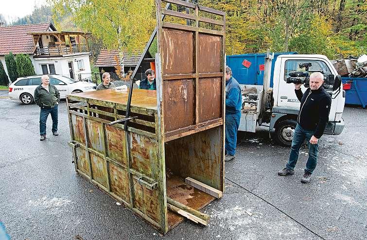 Když jeho border kolie začala okolo čtvrt na čtyři štěkat, vzal halogen ašel se podívat, co se děje. Ovce ze strachu uprchly ven do ohrady, kde jsem je našel vyděšené vjednom rohu.
