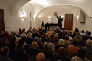STALO SE Tančící housle uchvátily publikum Na samém konci ledna zavítal na Chodovskou tvrz houslový virtuos světového formátu Alexander Shonert.