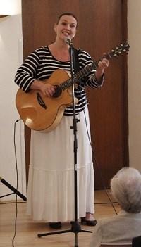 Jako vítězka soutěže 1MAN2PLAY se v roce 2013 objevila na festivalu Colours of Ostrava a v témže roce vydala pod patronací časopisu Fullmoon své debutové album Ještě kousek.