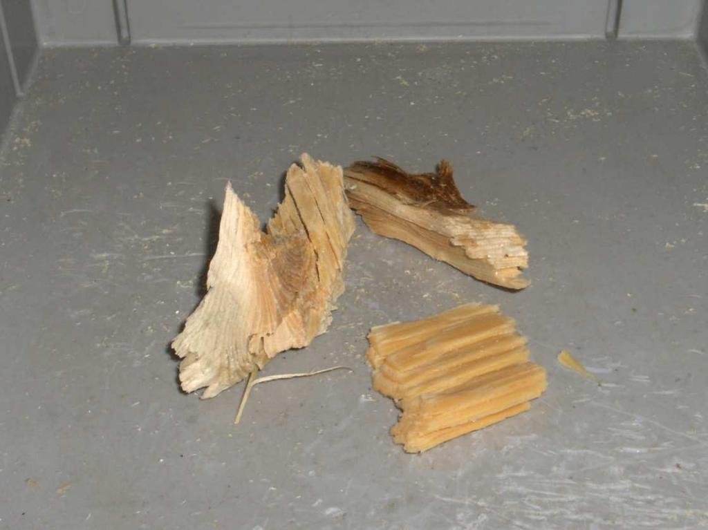 Štěpky nadměrné velikosti (Over size chips) Štěpky neprošlé prvním sítem třídiče, pokud se třídění štěpek provádí způsobem specifikovaným v této normě. Obrázek č. 7 Štěpky nadměrné velikosti.