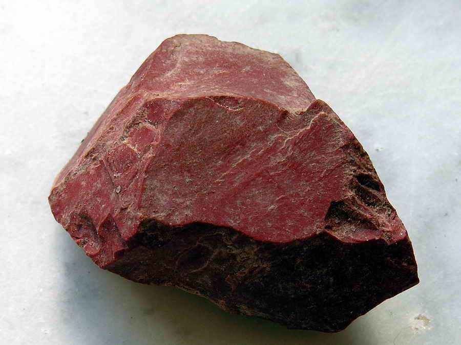 Sloučeniny železa s kyslíkem Magnetit (magnetovec) Fe 3 O 4, je na železo nejbohatší rudou. Chemicky jde o Fe3O4 (oxid železnatoželezitý) s obsahem až 70% Fe. Redukuje se obtížně.