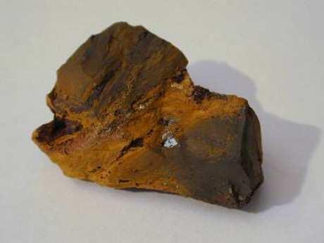 Limonit (hnědel) Fe 2 O 3 xh 2 O, železná ruda hnědé barvy, která obsahuje značné množství krystalové vody, vyskytující se kompaktní i sypké formě, vzniká zvětráváním jiných železných rud.