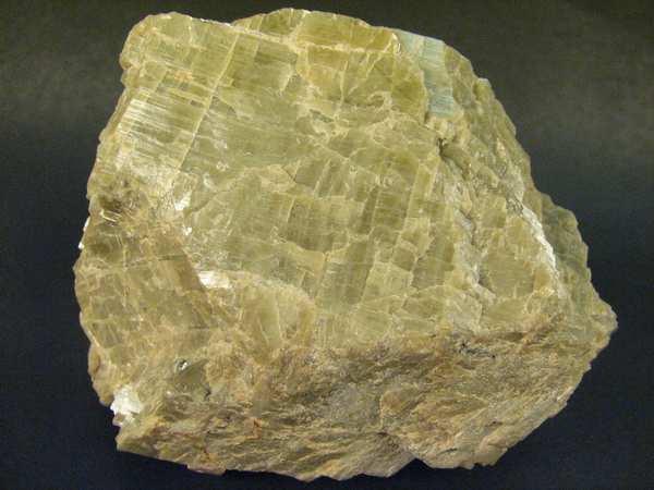 Limonit bývá často znečištěn sirníky, limonit z Ruské federace ( Ural ) také arsenem a fosforem. Historicky nejznámější ložiska se nacházejí v Lotrinsku. Hnědel je nejrozšířenější železná ruda.