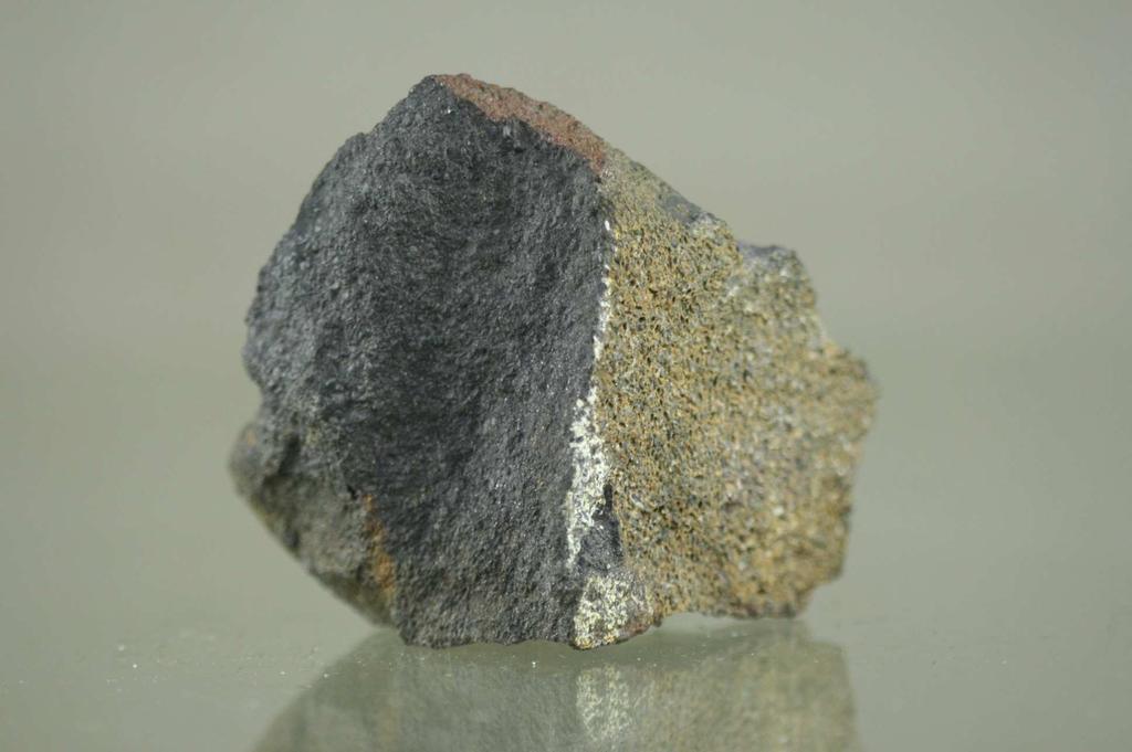 Jako izomorfní příměsi obsahuje často uhličitan manganatý a hořečnatý. Pražením se z ocelku odstraňuje CO 2, čímž se ruda obohatí železem.