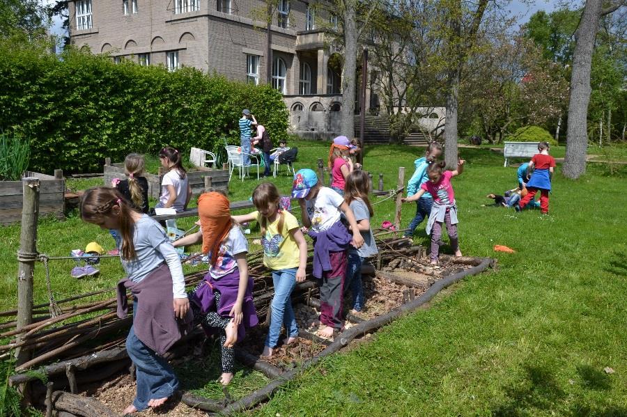 Všemi smysly v přírodě 12. 5. 2017 Družina ZŠ Červený Kostelec, 18 účastníků 13. 6. 2017 MŠ Studnice, 16 účastníků Přijměte pozvání do Zážitkové zahrady, kterou můžete prozkoumat různými smysly.