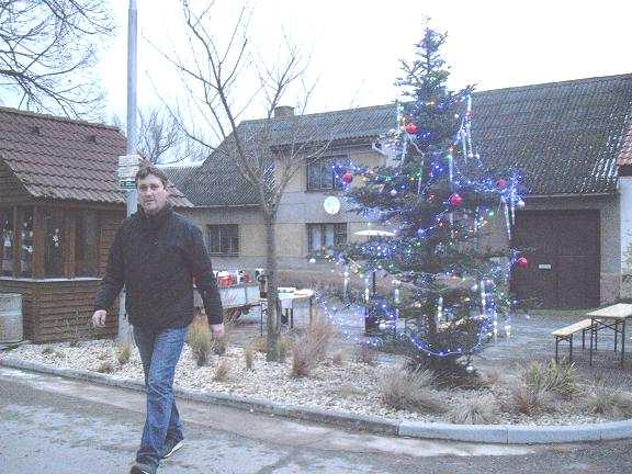 ROZSVĚCENÍ STROMEČKU V sobotu 7.12.2017 byl slavnostně rozsvícen vánoční stromek na Městečku v Kamberku.