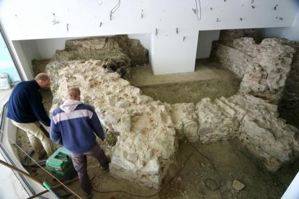 5.6 Prezentace torzální architektury V dubnu 2008 naše společnost spolupracovala na prezentaci základů presbytáře kostela Všech svatých v objektu Anenské terasy na ulici Kopečné v Brně.