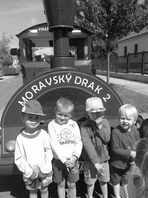 Hymna byla zahrána a zazpívána, doprovázela nás cimbálová muzika Verči Jíchové, která s dětmi hudbu nacvičila.