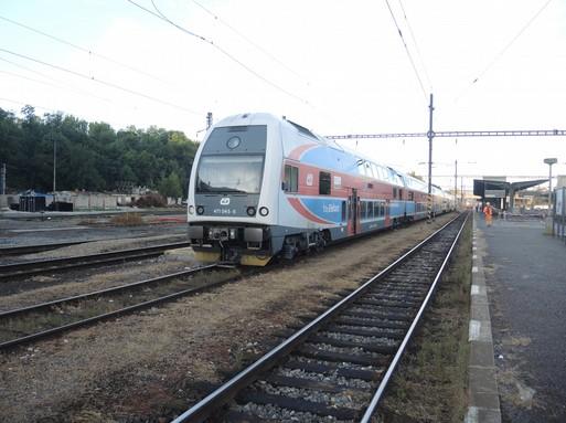 Vzhledem k tomu, že v žst. Beroun os. n. byla na noc naplánována napěťová výluka, byla souprava odstavena tzv. neaktivně, tj. se staženými sběrači. V 5.01 h dne 12. 9.