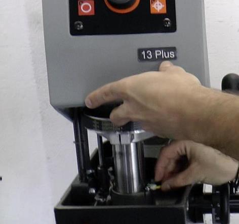 Údržba stroje 9.3 (De) montáž ochranného krytu Aby mohly být provedeny různé údržbářské práce a opravy na elektrice a náhonové jednotce, musí se demontovat ochranný kryt stroje.