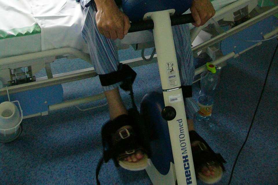 obrázky ukazují nemocné (8), kteří se právě účastní ambulantní
