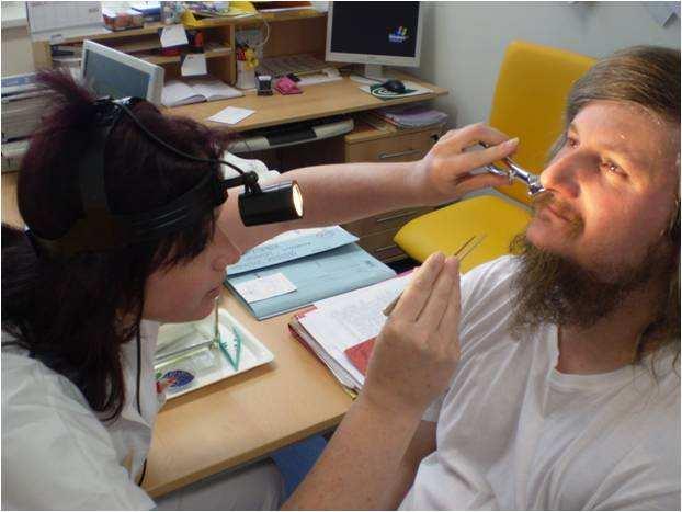jemně položena na sliznici dolní nosní skořepy (pod přímou vizuální kontrolou), od doby položení se