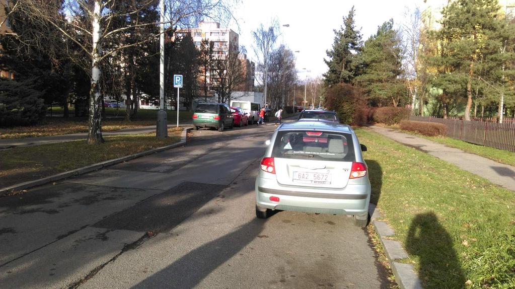 5. Ulice Kusého místo, kde děti často přechází mimo přechod. Děti vybíhají mezi zaparkovanými auty.