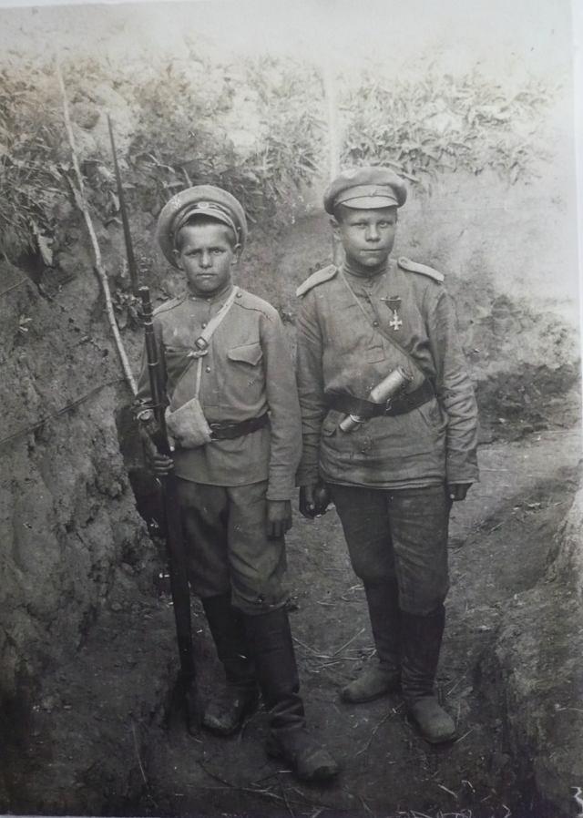 Příloha č. 23. Josef Kulbej (vpravo) ve zborovských zákopech.