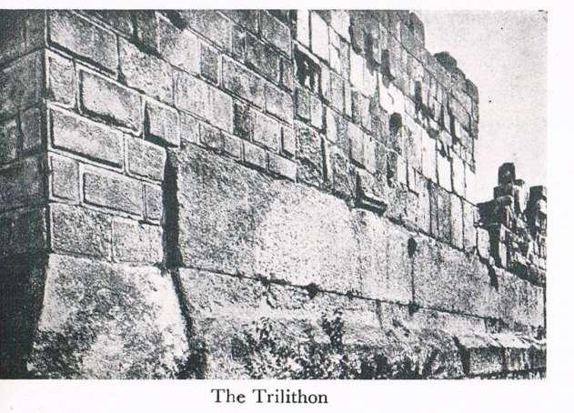 Trilithon: (v překladu- prehistorické seskupení kamenů) 2.1.-Obr. 6. Obr.6. Trilithon-nejstarší název města. Největší z chrámového komplexu- Jupiterův chrám-byl dokončen za římské vlády krátce po r.