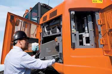 Z venku rypadla ZAXIS 225US můžete jednoduše odklopit kondenzátor za účelem vyčištění kondenzátoru klimatizace a topení.