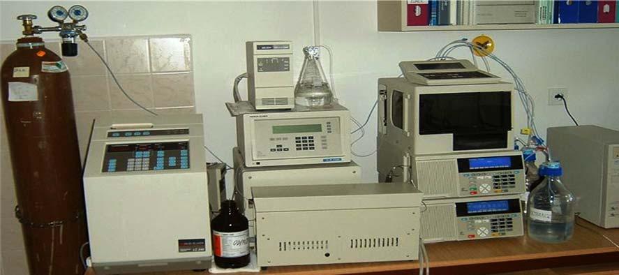4.1. Přístrojové vybavení a chemikálie 4.1.1. Přístrojové vybavení Kapalinový chromatograf: HPLC sestava od firmy PERKIN ELMER (Norwalk, USA) Diode array detektor LC 235C LC Column oven 101