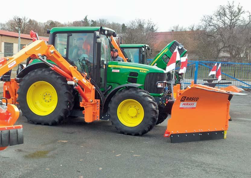 magazín Předávání a zaškolování obsluhy Školení obsluhy předávané techniky John Deere 6330 s bočním příkopovým ramenem RASCO BRK 6000 a čelním variabilním pluhem RASCO VERTUS-T 3 pová vyžínací ramena
