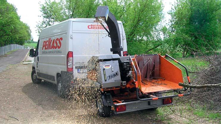 magazín KOMUNÁLNÍ TECHNIKA Štěpkovače JBM JBM kvalita v každém detailu Profesionální štěpkovací stroje německé značky JBM jsou vyráběny v několika provedeních, počínaje variantou