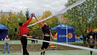 ŠKOLSTVÍ Jižní Město má další moderní sportovní hřiště Nedaleko parku nad Hostivařskou přehradou v ulici K Jezeru bylo v pondělí 19. října slavnostně otevřeno nově zrekonstruované sportovní hřiště.