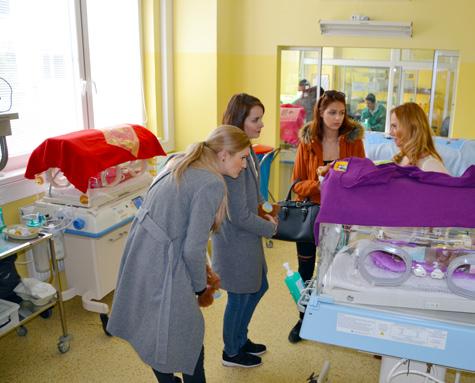 Večer se pak ve Sportcentru Sluneta na Klíši uskutečnil tradiční charitativní galavečer Krása pomáhá dětem, jehož výtěžek 400 tisíc Kč letos putuje na dětskou chirurgii ústecké Masarykovy nemocnice a
