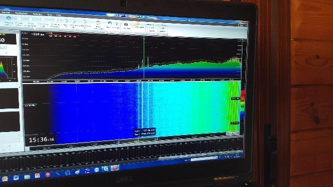 Otočil jsem tedy ručně anténu do pozice na východ a přestrojil celou technologii ozařovače, LNA a všech potřebných kabelů pro pásmo 432 MHz. překvapen silným šumem na kmitočtu 432,100.