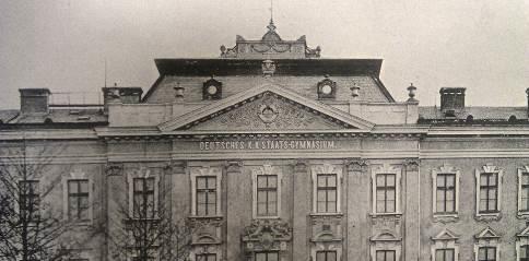 Okénko do minulosti V předchozím čísle jsme si přiblížili počátky výstavby gymnaziální budovy, v níž probíhá i současná výuka. Jak tehdy v roce 1903 naše škola vlastně vypadala?