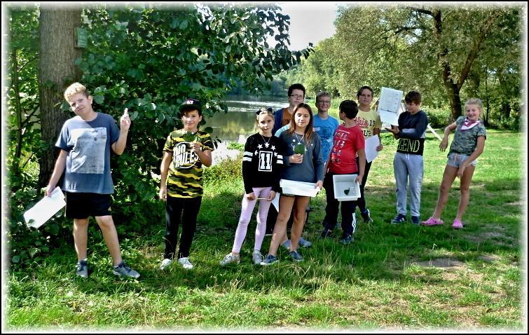 Začaly se přidělovat chatky a čekalo se na pěšáky, kteří se ubytovali po nás. Pak se šlo na večeři a po ní se plnily různé úkoly a hrály hry. Vše skončilo ve 22 00, kdy byla vyhlášena večerka.
