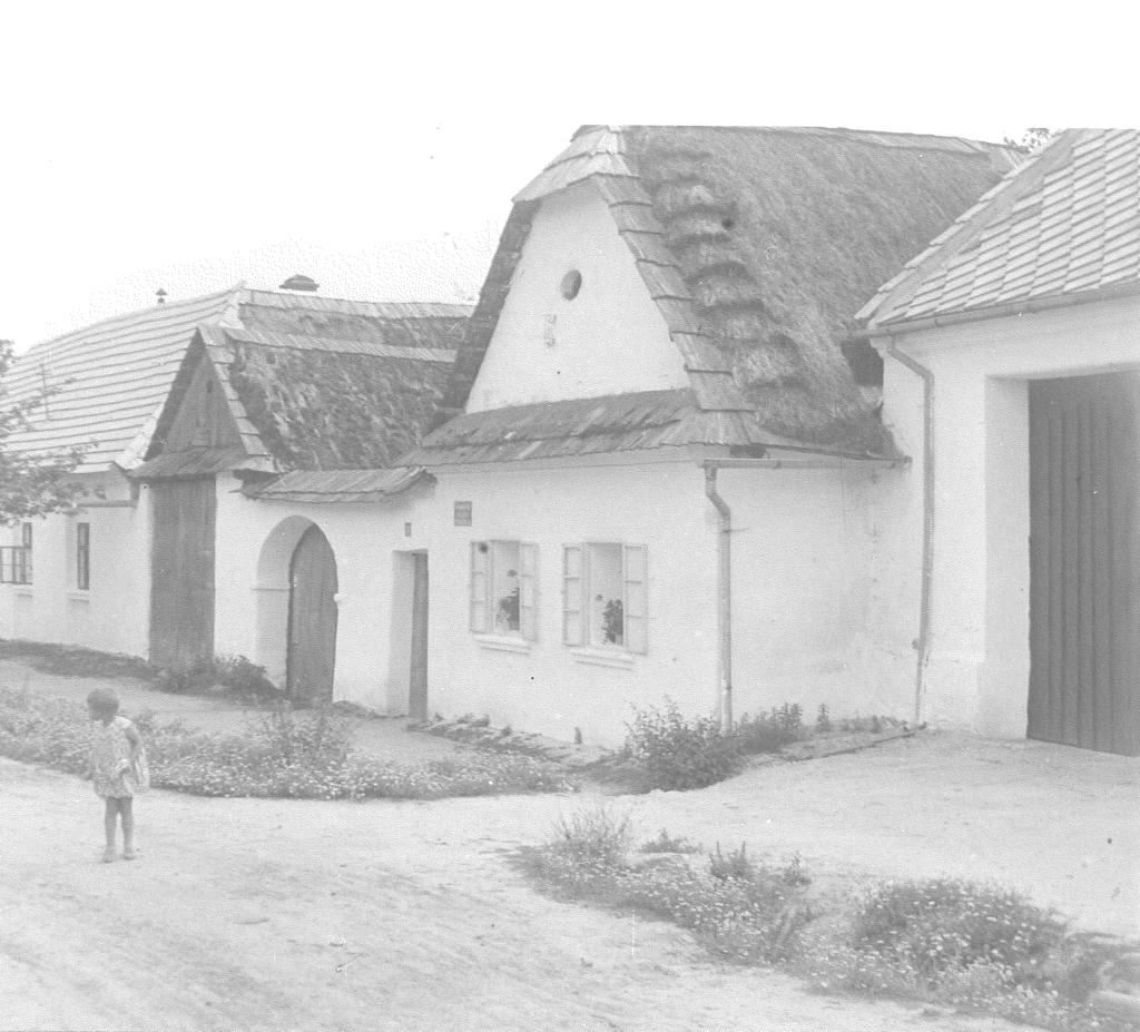 Najde se mezi vámi někdo, kdo pozná, která budova ve Vanovicích by to mohla být? Zubní pohotovost v listopadu: Listopad 2.11. MUDr. Pernicová Boskovice, Růžové nám. 16 774 177 804 3.11. MUDr. Pokorná M.