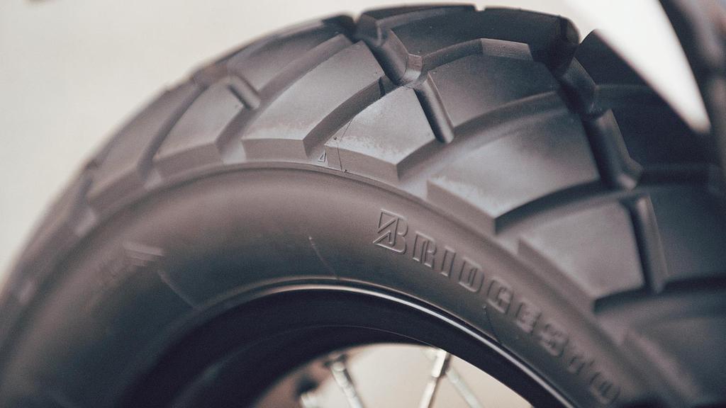 Odolné pneumatiky Pro posílení vzhledu klasického scrambleru je model obut do pneumatik Bridgestone TW s hrubým vzorkem se špalky, které zajišťují výbornou přilnavost na