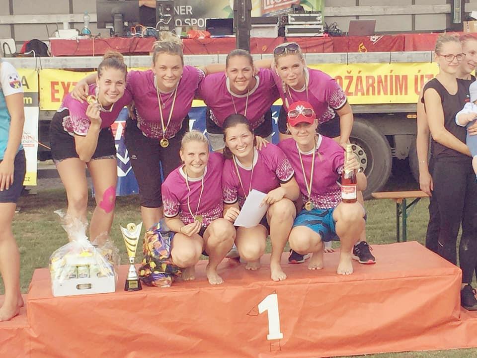 SKROCHOVICKÉ HASIČKY OVLÁDLY EXTRALIGU Obrovský úspěch zaznamenaly hasičky ze Skrochovic, které si v letošním ročníku požárního útoku podmanily extraligu ČR a jako první tým ze Severomoravského kraje