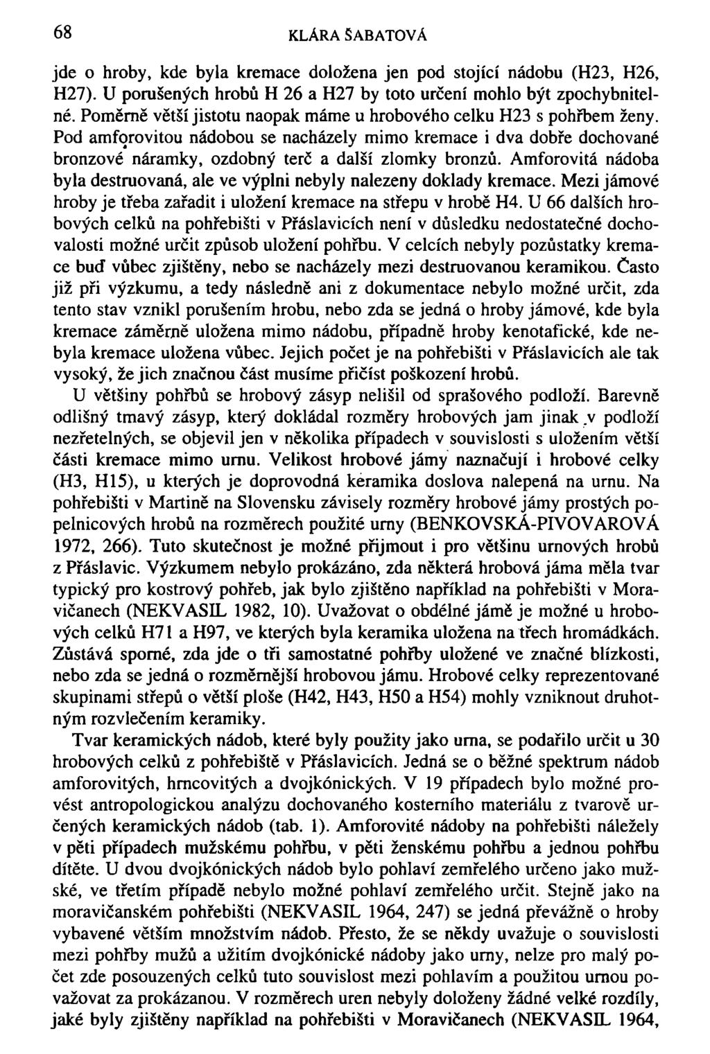 68 KLÁRA SABATOVÁ jde o hroby, kde byla kremace doložena jen pod stojící nádobu (H23, H26, H27). U porušených hrobů H 26 a H27 by toto určení mohlo být zpochybnitelné.