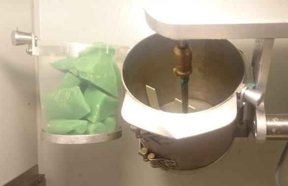 3 Licí kelímek Hot Cup vakuového licího zařízení MK-mini se zásobníkem vosku. Obr. 4.4 Podložení formy. Pro odlévání byly vybrány tři druhy vosků s různými vlastnostmi.