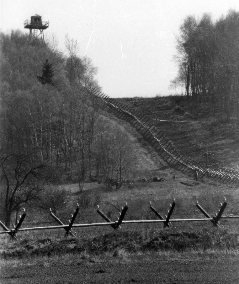 Věnováno obětem komunismu. Foto: Archiv Zdeňka Procházky Železná opona na Domažlicku v 50. letech 20. století.