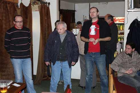 Na úvod pozdravil účastníky jubilejního turnaje starosta města Kyjova František Lukl (první zleva) Ze Slovenska přijela čtveřice hráčů pánové Planka, Pribila, Kubiš a nováček Oto Kovárik z Kopčan,