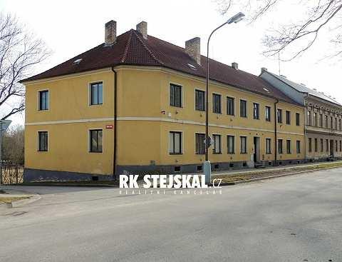14 Rekonstrukce v roce 1990 Technický stav : průměrný Zastavěná plocha : 107 m2 Užitná plocha : cca 200 m2 Plocha parcely : 855 m2 Nabídková cena : 2 280 000,- Kč Srovnávací objekt č.