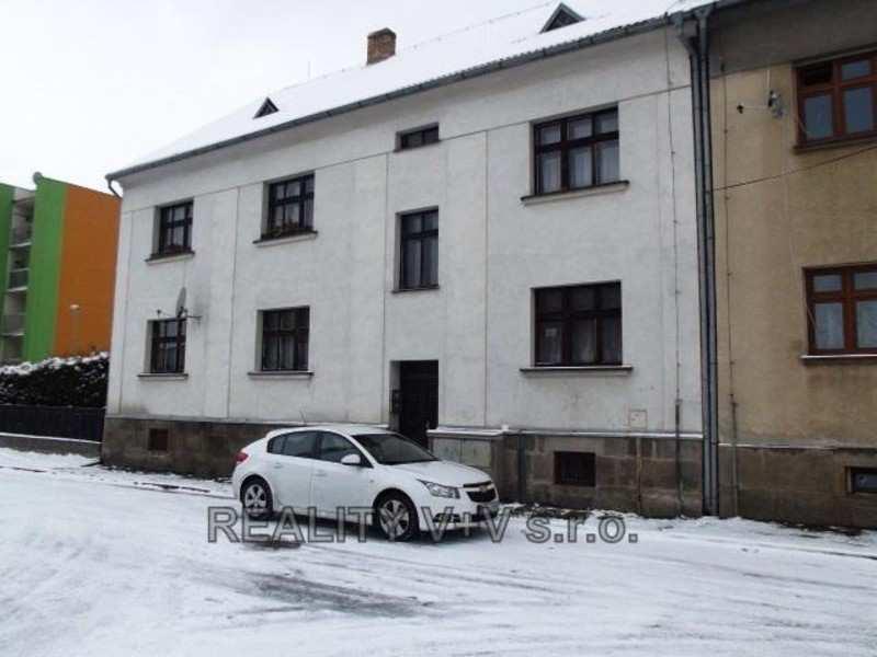 15 K prodeji podsklepený bytový dům se čtyřmi bytovými jednotkami, který se nachází nedaleko hraničního přechodu s Rakouskem. V 1.